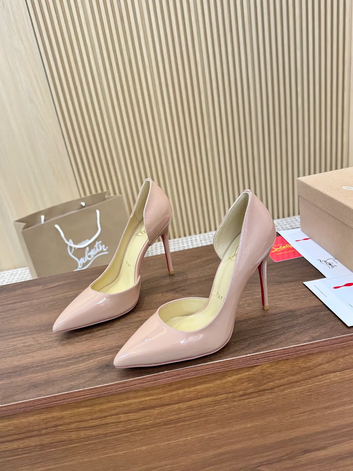 💕💕Factory direct selling price p440💕💕 Genuine leather sole +40 shipped all year round💝Christian Louboutin CL👠 "Imported cow patent leather💎Side hollow series" noble and luxurious, real blingbling👟👟 real materials, all customized by the pattern maker, and the materials are made of original customized materials to achieve the taste of the original 5 color options💍 Upper: Imported 👉cow patent leather💪 Lining: Sheepskin foot pad/lining Size: 34-40.41.42 Heel height: two options: 10.5cm and 8.5cm
